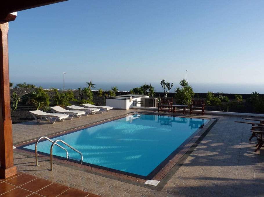 Lanzarote, Villa Mauro : la piscine et la splendide vue panoramique sur l'océan