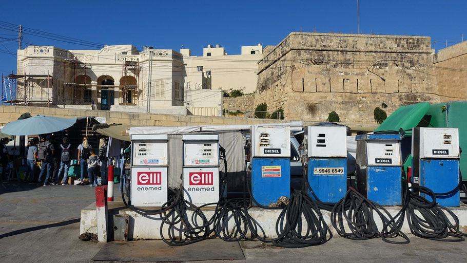  Malte : pompes à essence sur port de Marsaxlokk