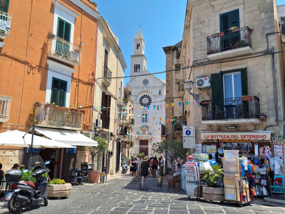 Les Pouilles : Bari, Piazza dell'Odegitria menant à la cathédrale