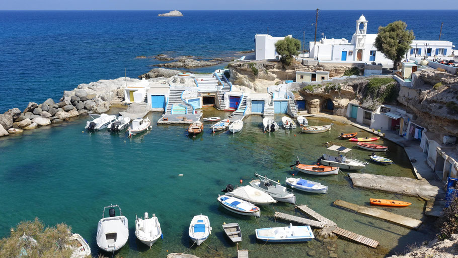 Grèce, Cyclades : l'adorable petit port de Mandrakia sur l'île de Milos