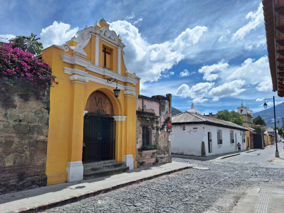 Guatemala, Antigua : une des chapelles jaunes de la calle de Los Pasos