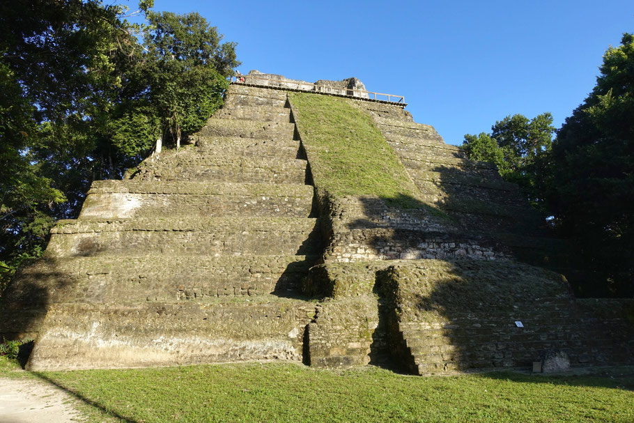 Guatemala : temple Las Manos Rojas (Acropole Est de Yaxhá)