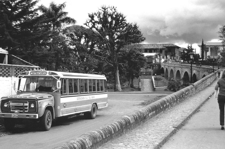 Colombie, Popayán : puente del Humilladero et, plus bas, le pont Chiquito de la Custodia en 1986