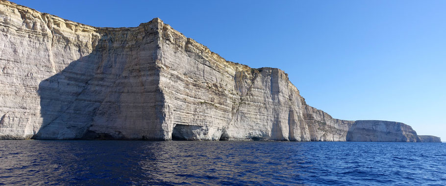 Malte, Gozo : les mêmes falaises de Sannat vues de bateau cette fois lors de notre journée consacrée à Comino