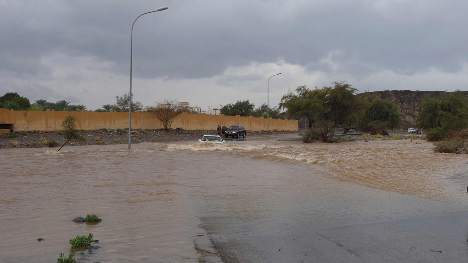 Oman, avril 2019 : wadi en crue à Al Hamra après une nuit de pluie