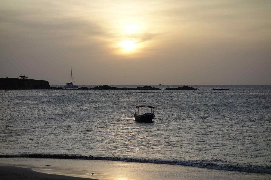 Trincomalee : arrivée du catamaran au lever du soleil dans Dutch Bay