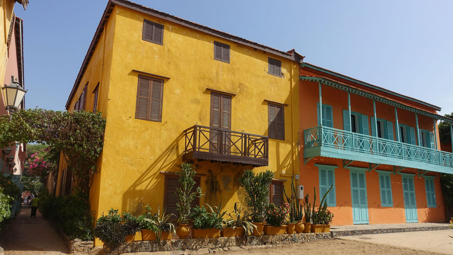 Sénégal, Gorée : beaux bâtiments colorés, dont celui à droite de Gorée Institute, au début de la rue du Castel