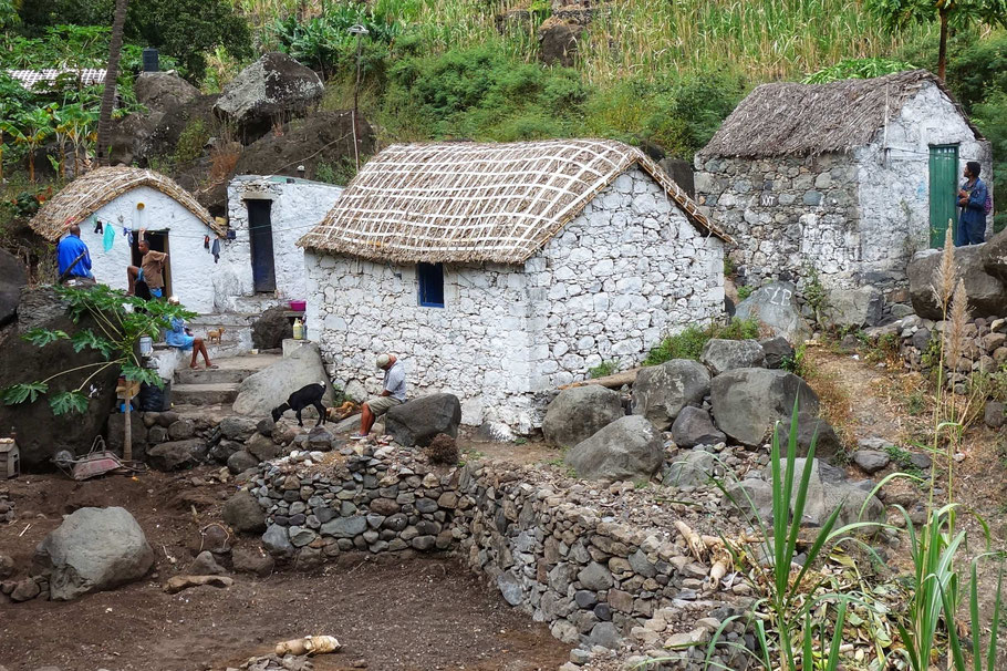 Cap-Vert, Santo Antão : village typique en bas de la Vale do Paul