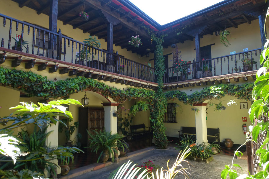 Guatemala, Chichicastenango : patio de l'hôtel Museo Mayan Inn