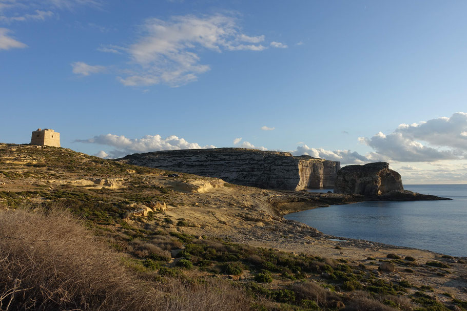 Malte, Gozo : coucher de soleil sur la baie de Dwejra, avec le Fungus Rock et la tour d'Id-Dwejra