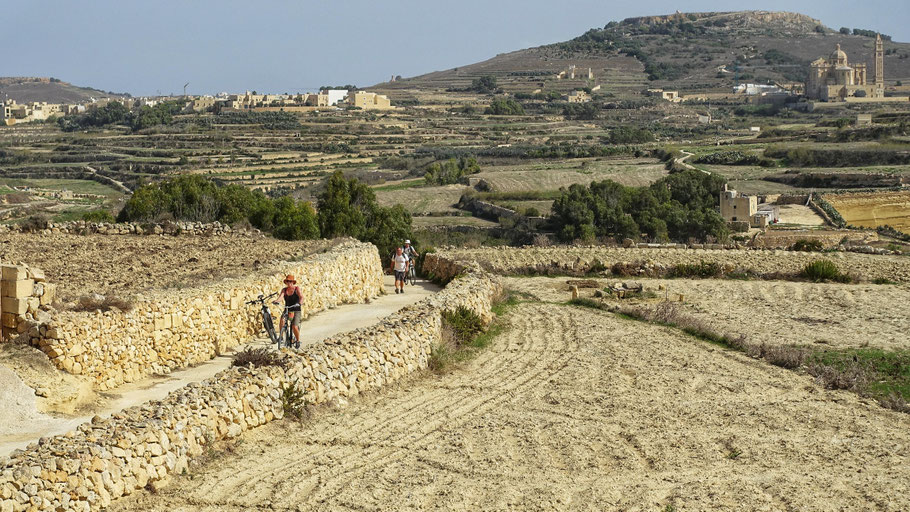 Malte, Gozo : petite grimpette vers la chapelle de San Dimitri (Basilique Notre-Dame Ta' Pinu au loin) 