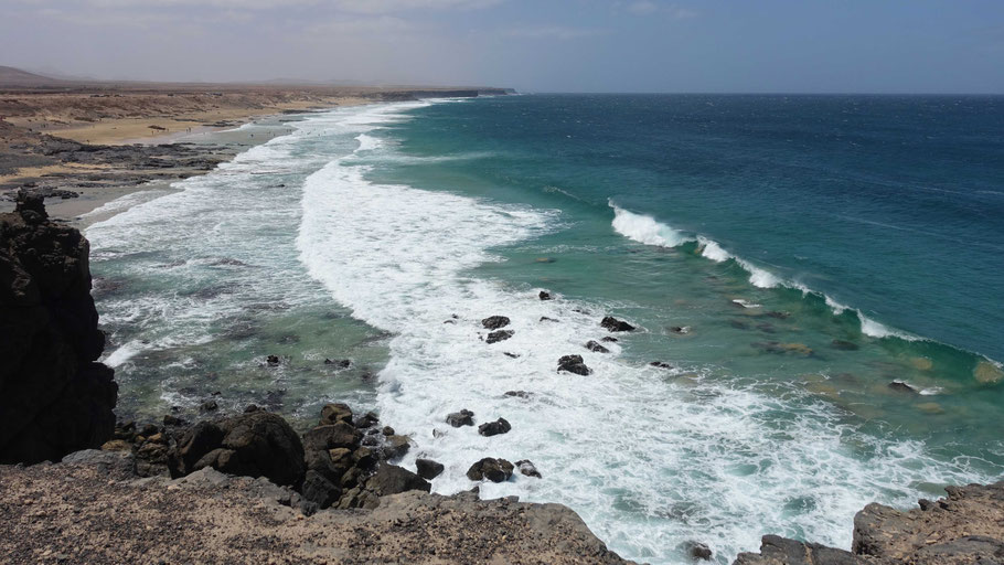 Fuerteventura : la somptueuse plage d'El Castillo, très prisée des surfeurs et autres kitesurfeurs, juste à côté du port d'El Cotillo