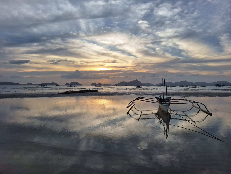 Bangka au coucher du soleil, plage de Corong Corong