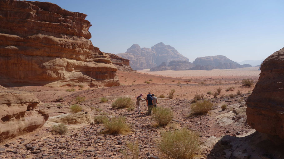 Jordanie, Wadi Rum : sortie du canyon de Makhras sur vallée d'Um Ishrin