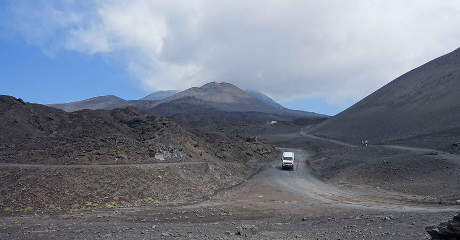 Sicile, Etna : en haut du téléphérique, il faut ensuite continuer à pied ou en véhicule tout-terrain