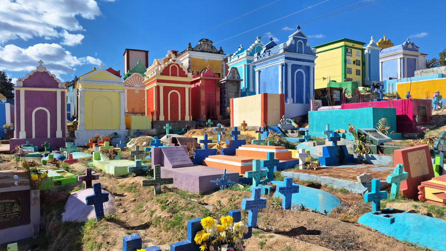Guatemala : cimetière coloré de Chichicastenango