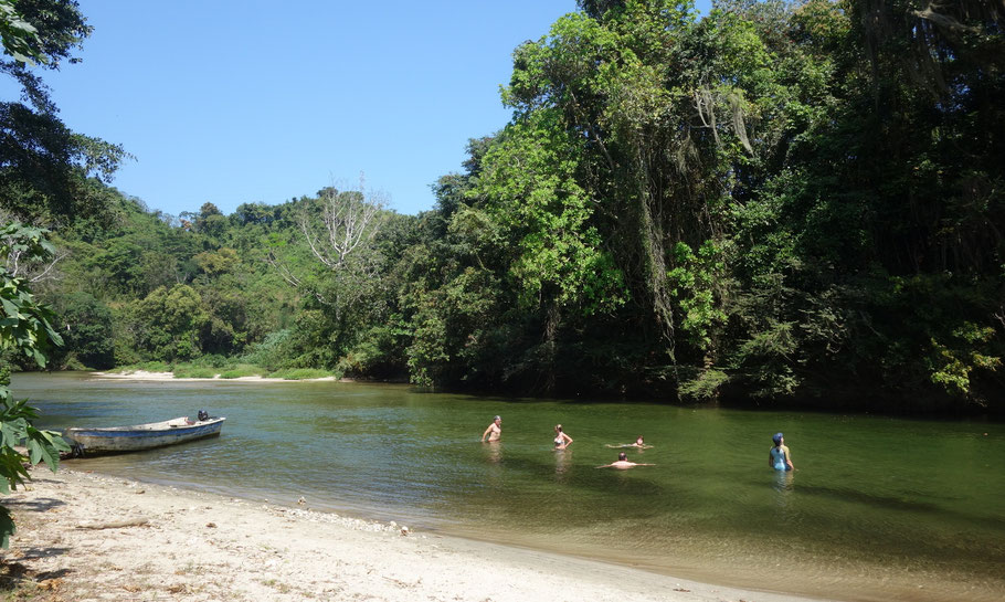 Baignade dans le Rio Don Diego, parc de Taironaka, Buritaca