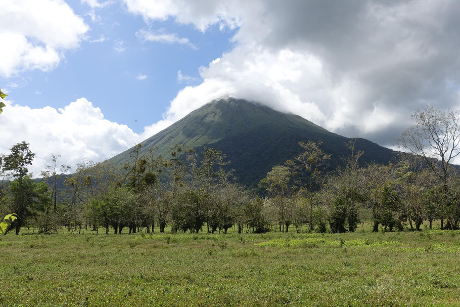 Costa Rica : Volcan Arenal avec son sommet presque entièrement dégagé