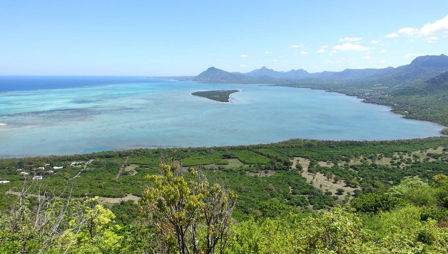 Ile Maurice : vue du Morne Brabant sur le village de la Gaulette et l'île aux Bénitiers