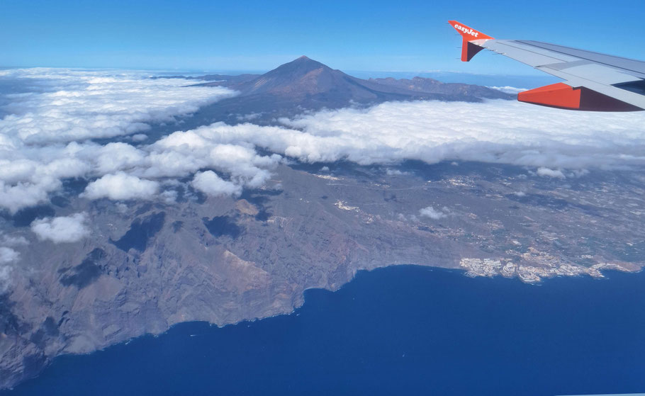 Canaries, Tenerife : El Teide, Los Gigantes et Puerto Santiago vus d'avion