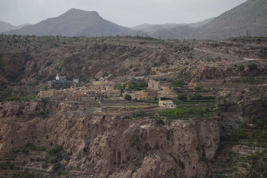 Oman, Jebel Akhdar : le village d'Al Ayn sur le plateau de Sayq vu du restaurant Layali Al Jabal