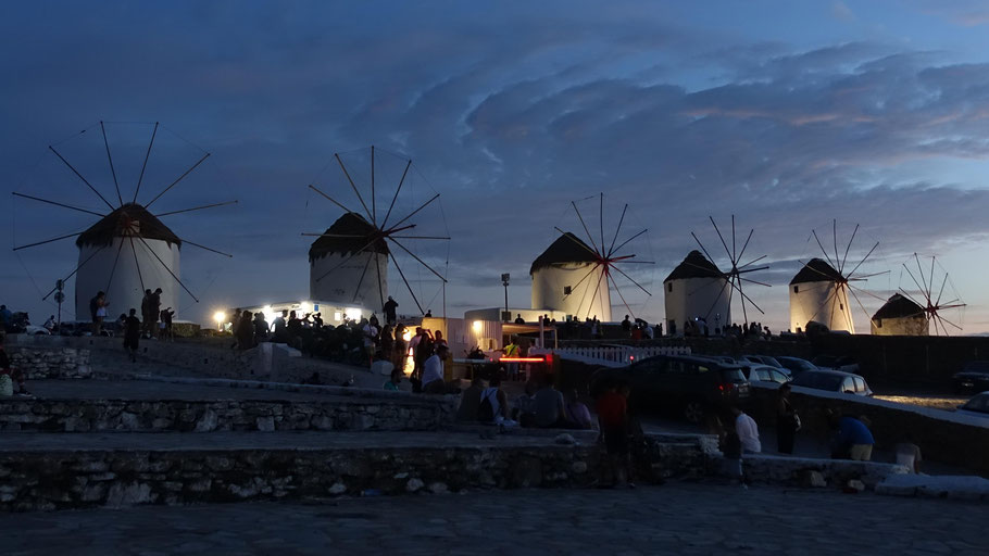 Grèce, Cyclades : moulins de Mykonos la nuit