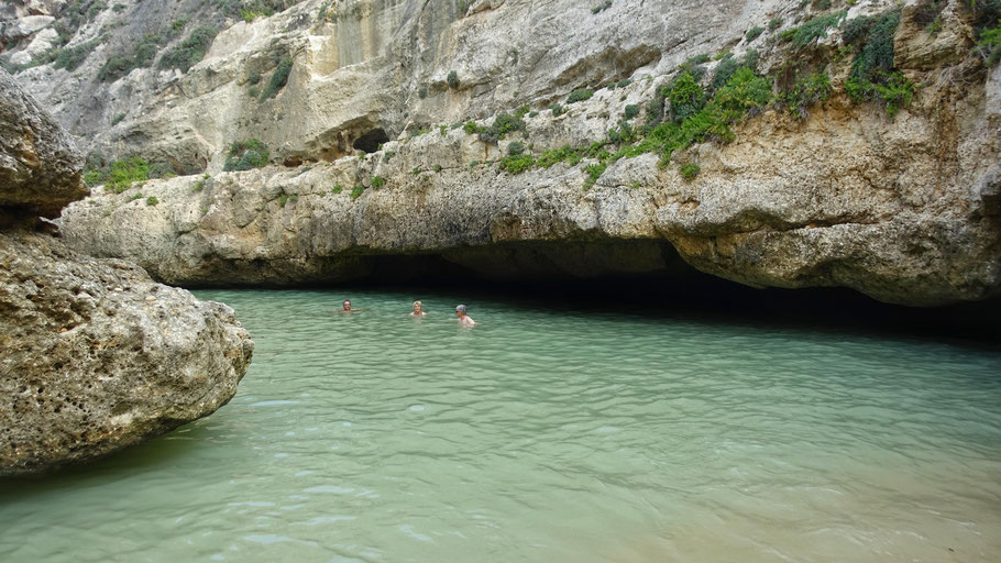 Malte, Gozo : baignade dans le Wied-il-Ghasri