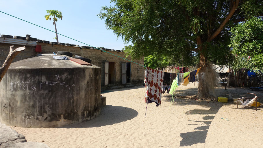 Sénégal, Sine Saloum : cour d'une maison à Falia