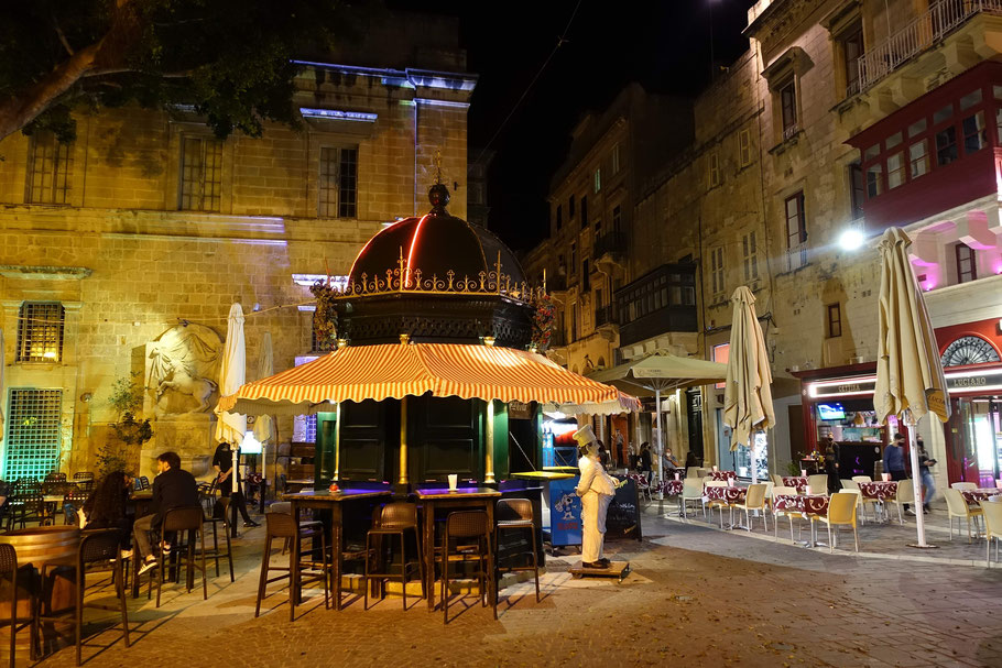 Malte, La Valette : kiosque snack-bar au coin de la Trip il-Merkanti et de la Triq San Gwann