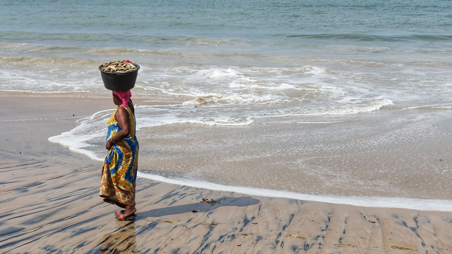 Sénégal, Siné Saloum : femme sur la plage de Palmarin