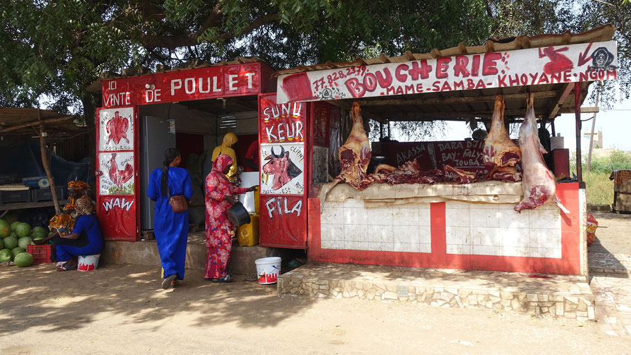 Sénégal : boucherie le long de la route non loin de Thiès