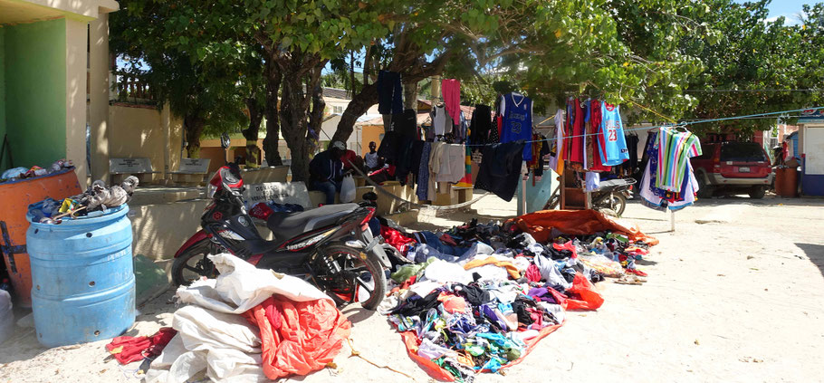 République Dominicaine, vente de vêtements sur la plage de Punta Rucia