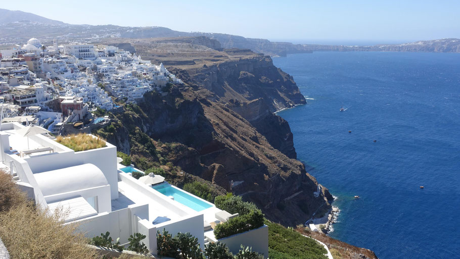 Grèce, Cyclades : Santorin, vue sur Fira dominant la caldeira avec ses falaises à-pic
