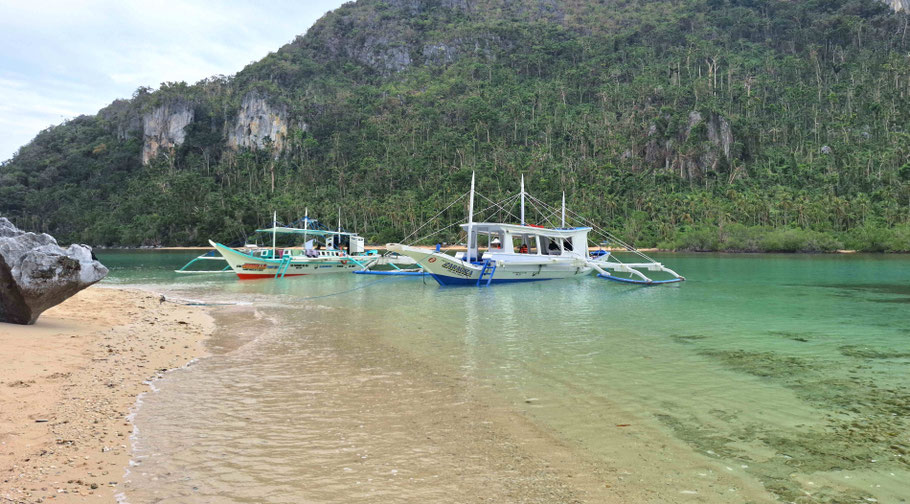 Notre bangka "Zaragoza", plage de Bukal Island (Bacuit, Palawan)