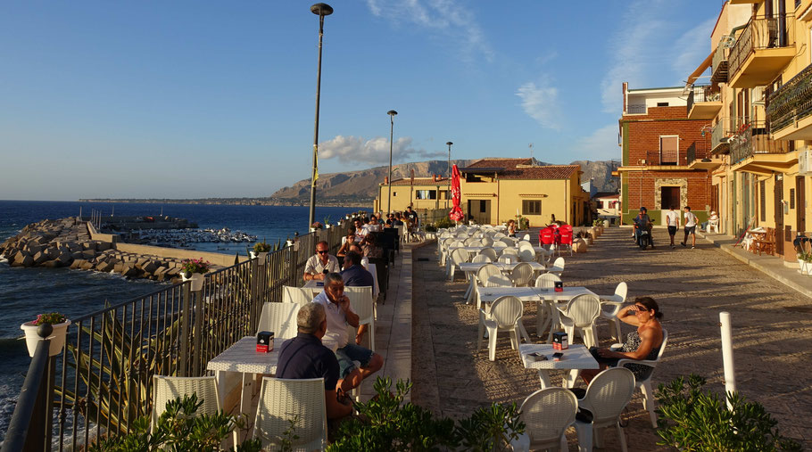 Sicile : terrasse du bar l'Onda del Mare à Trappeto au coucher du soleil