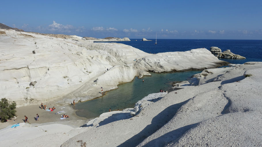 Grèce, Cyclades : Milos, la toute petite plage de Sarakiniko 