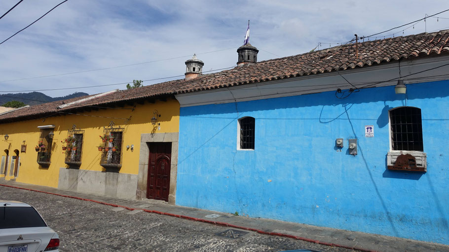 Guatemala : maisons colorées à Antigua