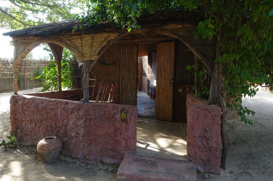 Sénégal, Sine Saloum, écolodge de Simal : notre jolie case peule avec sa terrasse bien agréable et sa salle de bain en plein air