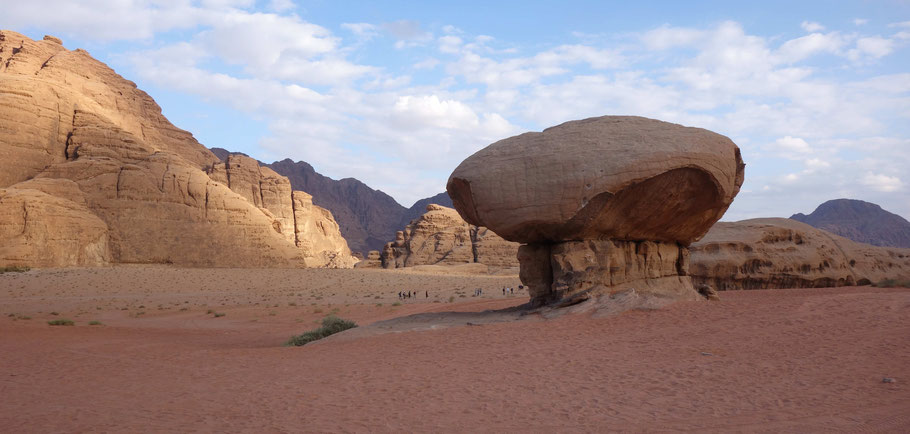 Jordanie, Wadi Rum : Mushroom Rock, rocher non comestible ressemblant à un champignon