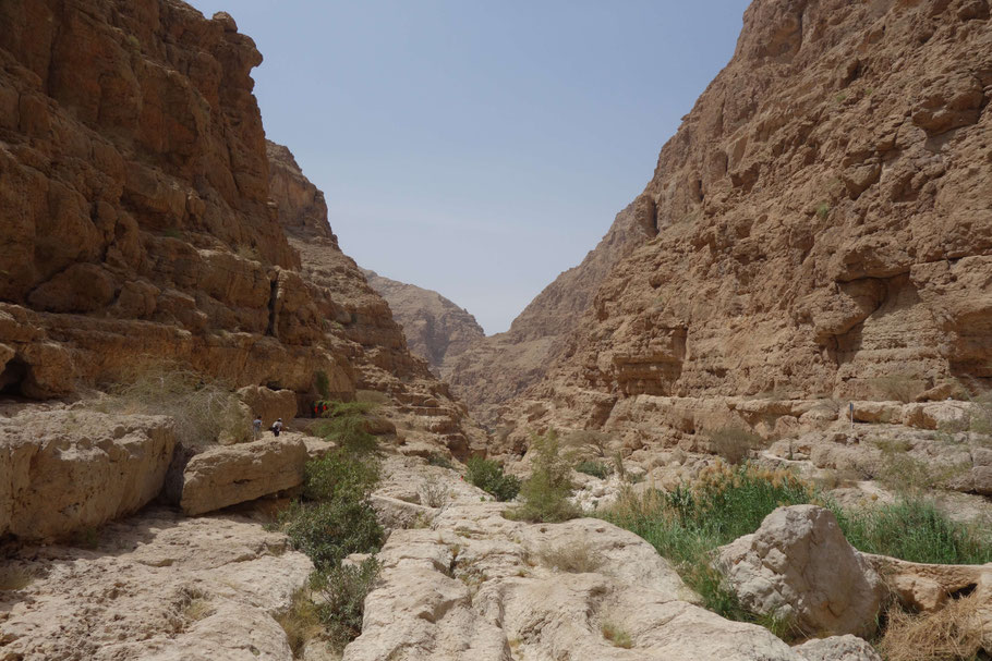 Oman, Wadi Shab : marche entre des montagnes aux parois abruptes avant d'atteindre les piscines