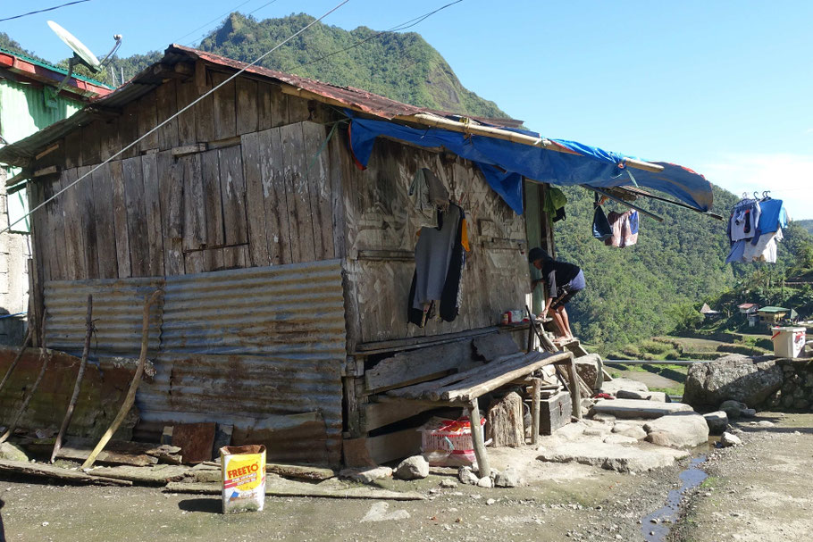 Philippines: vieille dame entrant dans sa maison à Batad