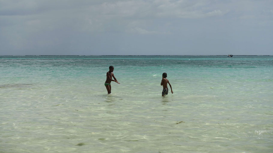 République Dominicaine, enfants jouant dans la mer à Boca Chica