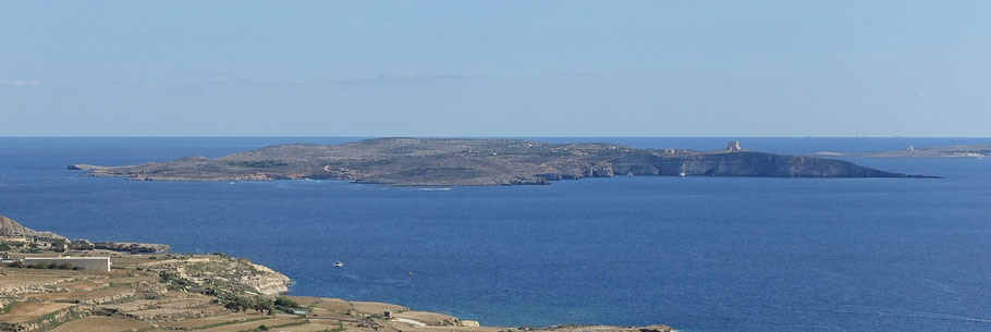 Malte : vue sur Comino et Cominotto prise de la baie de Mgarr Ix-Xini à Gozo