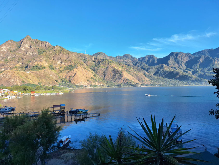 Guatemala, San Juan La Laguna : vue sur le lac Atitlán de l'Eco Hotel Uxlabil