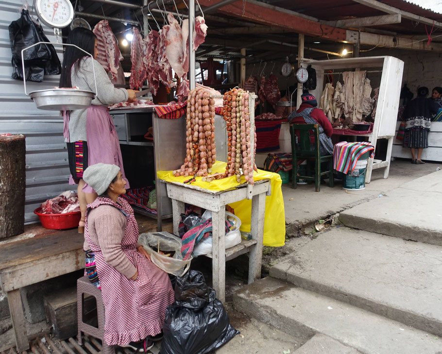 Guatemala : vendeuses de viande dans le marché de Chichicastenango