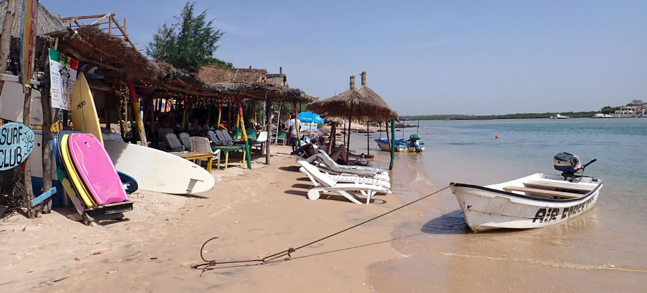 Sénégal, avec leurs terrasses ombragées et leurs chaises longues posées sur le sable, les restaurants de l'embouchure incitent au farniente