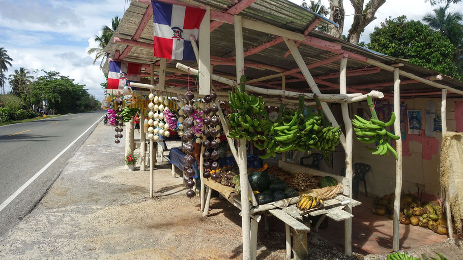 Vente de fruits, fromages et chocolat près de la péninsule de Samaná