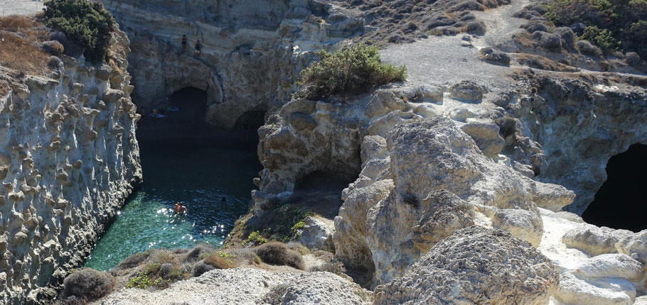 Grèce, Cyclades : Milos, calanques et grottes de mer de Papafragas, jadis utilisées par les pirates