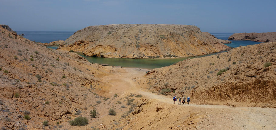 Oman, Bandar Al Khairan : la piste menant à la plage n'étant pas en très bon état, nous avons préféré descendre et remonter à pied.