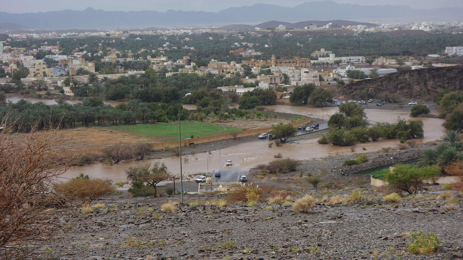 Oman, inondations et routes coupées à Al Hamra après la pluie